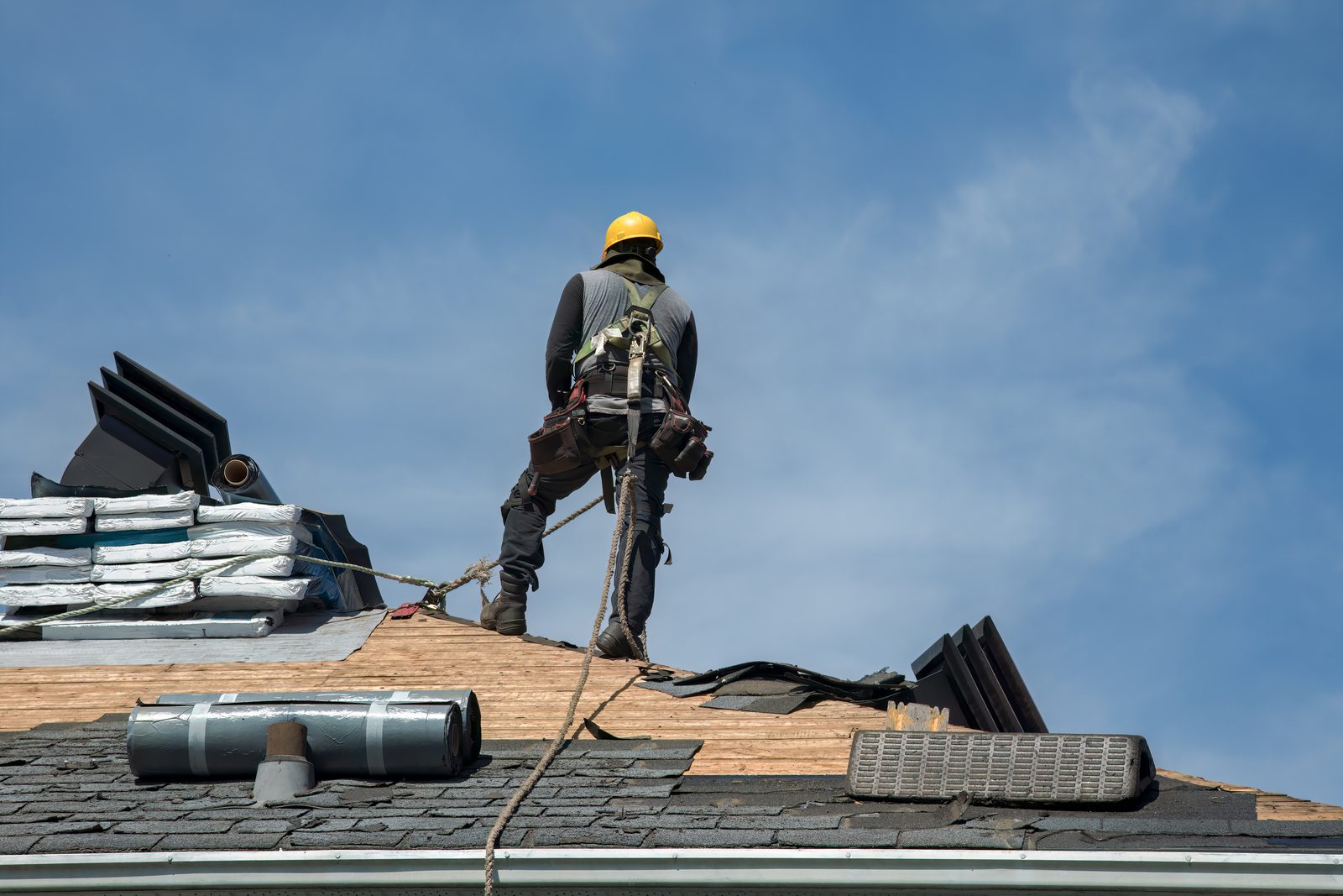 Couvreur sécurisé travaillant sur une toiture