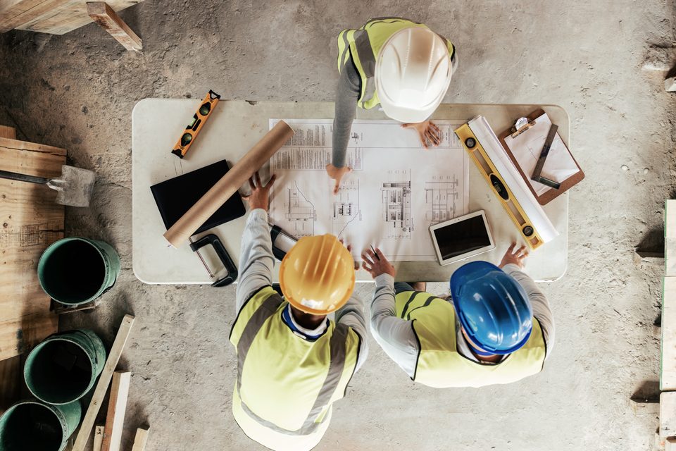 L'équipe Coverteams autour des plans d'un chantier