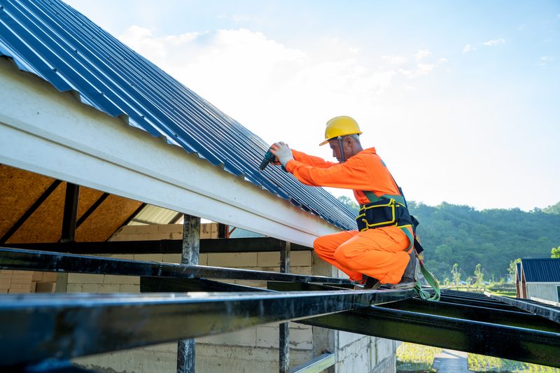 Couvreur installant une toiture métallique