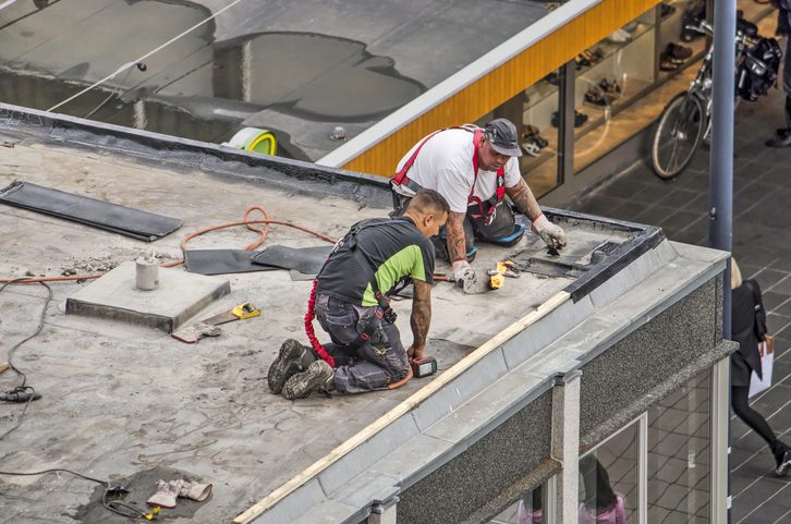 Intervention d'étanchéité sur le toit-terrasse d'un magasin