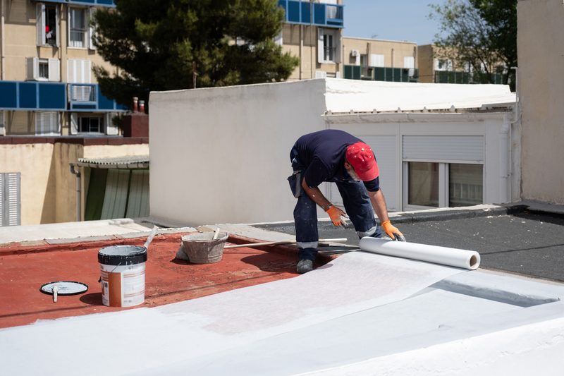 Pose d'une membrane d'étanchéité sur toit-terrasse
